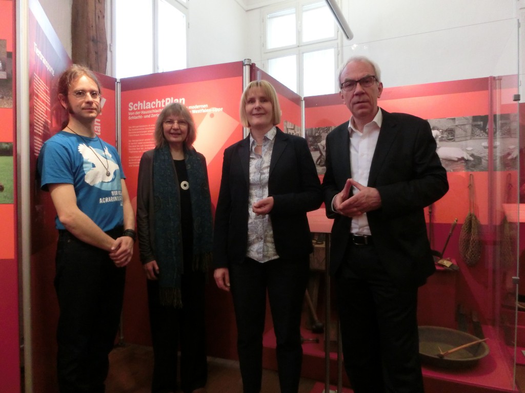Freuen sich über eine gelungene Eröffnung: Daniel Mooz (Ausstellungsassistenz), Verena Burhenne (Kuratorin); Dr. Ulrike Gilhaus (Leiterin LWL-Museumsamt für Westfalen) und Dr. Rolf Westheider