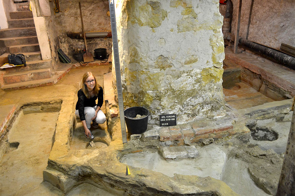 Grabungshelferin Rebecca Glaw legt das letzte von insgesamt vier Pfostenlöchern des Holzhauses frei. Foto: LWL/J. Glaw